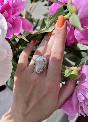 Каблучка жіноча з великим штучним перлому сріблястій оправі, стильна біжутерія