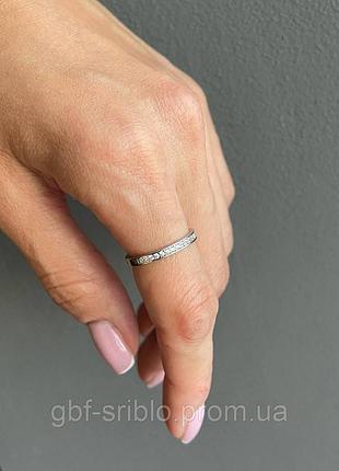 Серебряное кольцо покрыто родием с фианитами, красивая дорожка, полоска камней