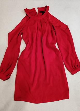 Красное платье обнаженные плечи