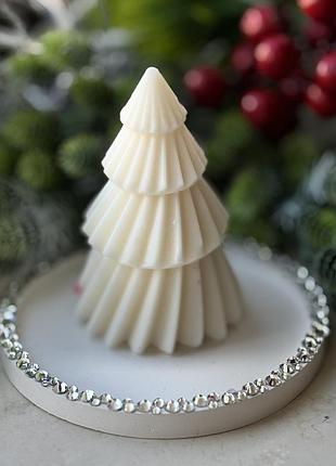 Свеча ручной работы в виде ёлки на декоративной подставке