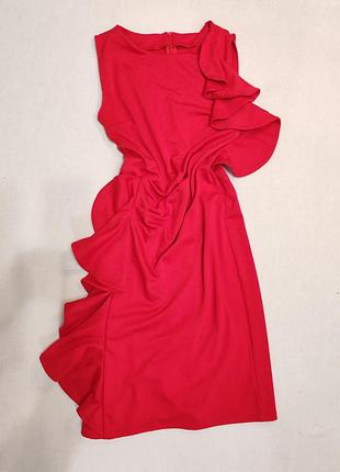 Красивое силуэтное платье с воланами