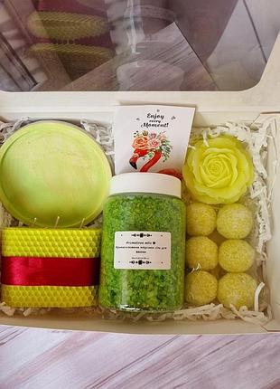 Косметический набор ручной работы . скраб, мыло , соль для ванны , свеча