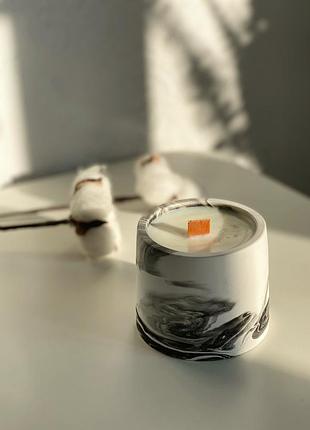 Cоевая свеча с эфирными аромамаслами в гипсовом кашпо minimal в технике marble fresh & amber