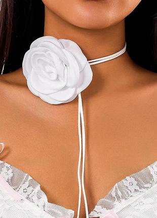 Чокер большая белая нюдовая цветок цветком кружевная роза на нитке шнурке шнурок у2к y2k uv400 в стиле 00