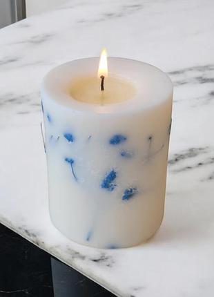 Голубое спокойствие – свеча с голубой гипсофилой, соевый воск, 9*6,5 см, с ароматом тюльпан, 45 часов горением