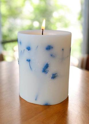 Голубое спокойствие – свеча с голубой гипсофилой, соевый воск, 9*6,5 см, с ароматом сандал, 45 часов горением