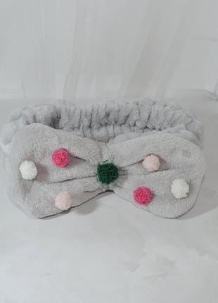 Косметическая повязка для головы с бантом серая.