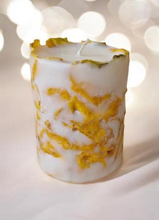 Летнее настроение – свеча с желтыми лепестками розы, соевый воск, 9*6,5 см, с ароматом кофе, 45 часов горения