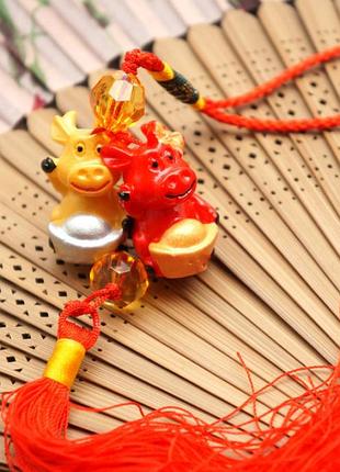 Подвеска с кисточкой два бычка красный
