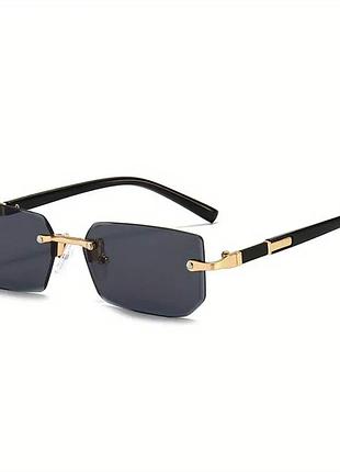Солнцезащитные очки женские прямоугольной формы черного цвета в золотой оправе тренд 2025