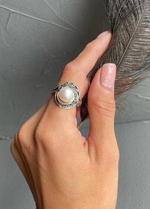Кольцо серебряное с жемчужиной , чернение с белой бусиной 17.5