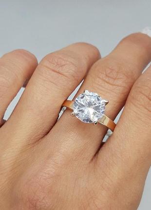 Кольцо серебряное 925 пробы с большим камнем и золотом 16.5