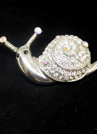 Брошь "улитка со стразами"