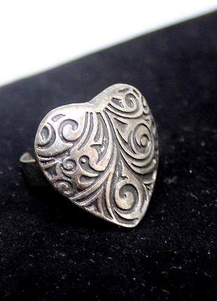 Кольцо в форме сердечка из металла