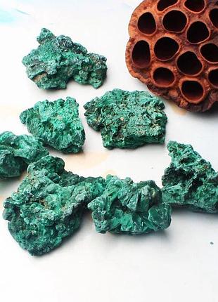 Малахит натуральный кристаллический необработанный, разные размеры и вес, цена за 1 шт выбранного веса
