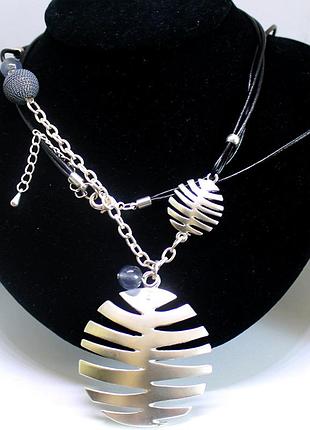 Прикраса на шию