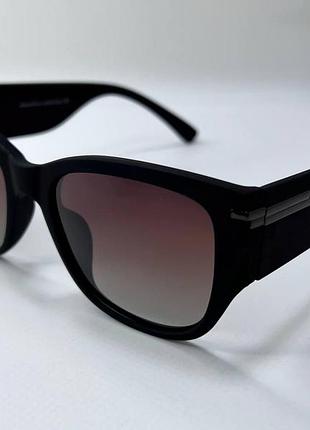 Очки солнцезащитные женские классические с поляризационными линзами в пластиковой оправе коричневый