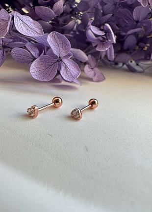 Серьги-гвоздики серебряные маленькие сердечки из камушков, сережки на закрутках, родий или позолота рожева позолота