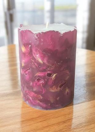 Розовый шепот свеча с лепестками розы – 35 часов горения, с ароматом ягодный микс