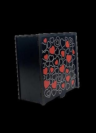 Подарункова коробочка квадратна на засув з серцями чорна 2