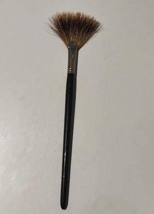 Кисть из натурального мягкого ворса енота, имеет форму веера. кисть для нанесения хайлайтера