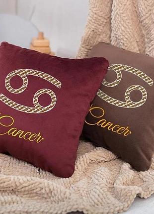Мягкая подушка из приятного флиса с вышивкой знака зодиака «рак в различных цветах бордовый
