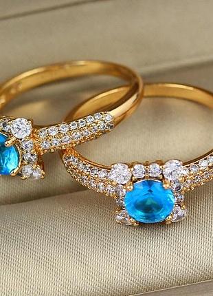 Кольцо xuping jewelry с голубым камнем в квадрате из белых камней р 18 золотистое