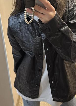 Сорочка чорна зі штучної шкіри plt