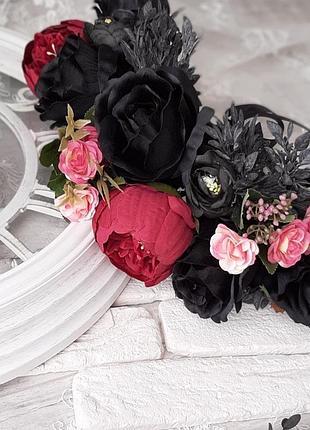 Венок на голову в черных и марсала тонах для хэллоуина. венок черный обьемный. венок в темных тонах.