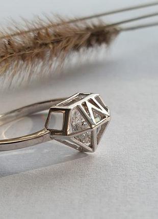 Серебряное кольцо в виде бриллианта с большим камнем 18.5