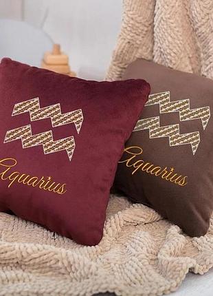 Подушка гороскоп водолей декоративная подарочная бордовый