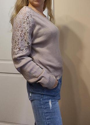 Свитер бежевый с кружевными вставками по рукавам