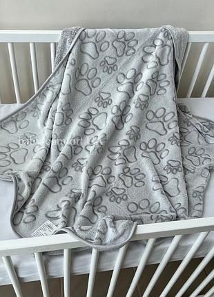 Плед детский плюшевый (в роддом) серый лапки 100*80 см(р)