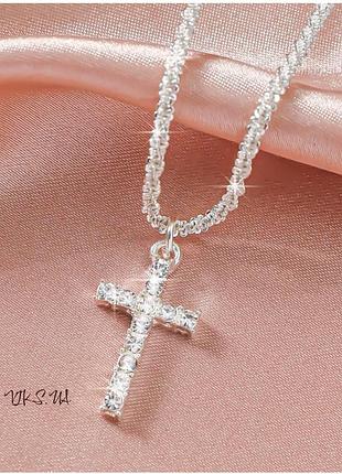 Блестящая сверкающая цепочка на шею в серебряном цвете с крестиком