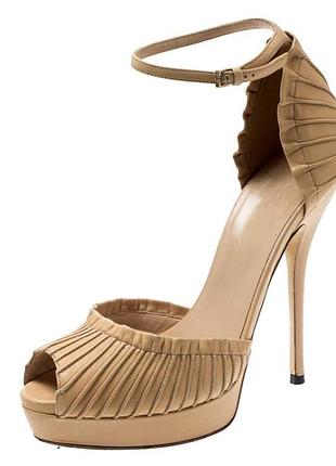 Босоножки gucci с плиссированной кожей (pleated leather) в бежевом цвете