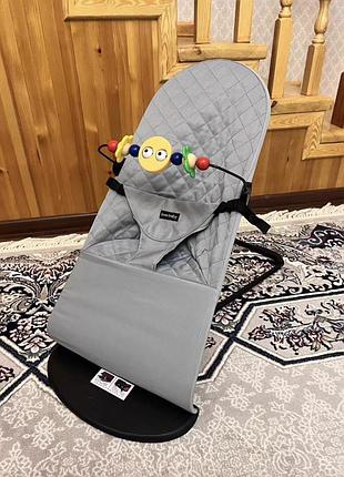 Детский шезлонг-качалка baby balance с игрушкой светло-серый