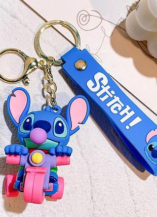 Брелок disney lilo & stitch — синий стич на трёхколёсном велосипеде с жвачкой