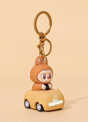 Брелок "labubu в авто" — світло-коричнева мила фігурка, силіконовий кулон на ключі, сумку чи рюкзак лабубу
