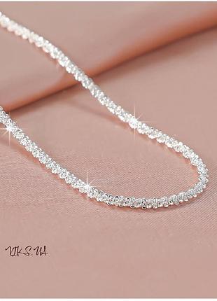 Блестящая сверкающая цепочка на шею в серебряном цвете