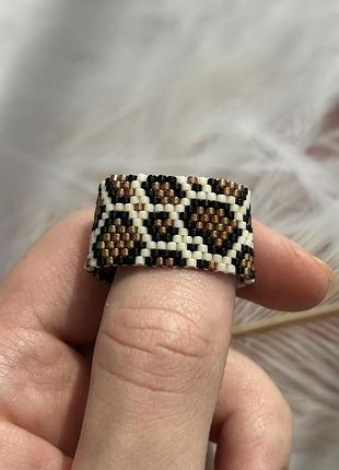 Кольцо из бисера леопардовое классическое