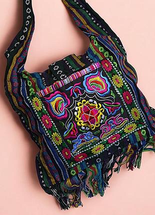 Сумка с вышивкой и бахромой