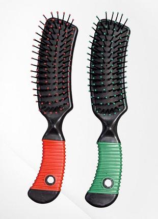 Расческа массажная среднего размера с пластмассовыми зубьями dagg