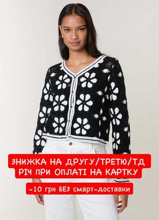 Вкорочений вʼязаний чорно-білий кардиган светр крупні квіти квітковий принт на ґудзиках під вінтаж крупна вʼязка гачком кофта джемпер реглан