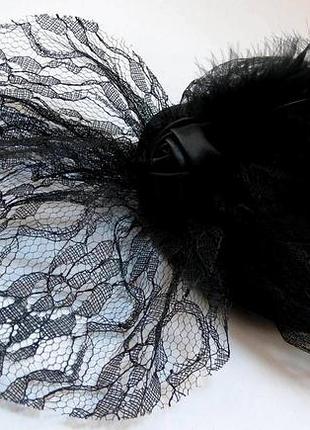 Элегантная шляпка с вуалью и розой чёрного цвета на двух заколках