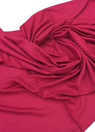 Малиново-алый однотонный палантин с бахромой