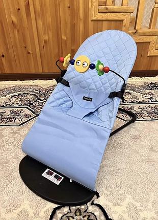 Детский шезлонг-качалка baby balance с игрушкой голубой