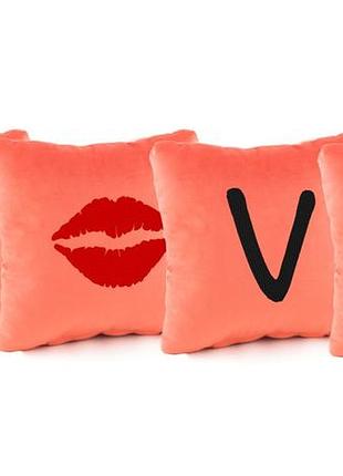 Набір подарункових подушок "l*ve" 4 штуки флок, сувенірні подушки з вишивкою персиковий