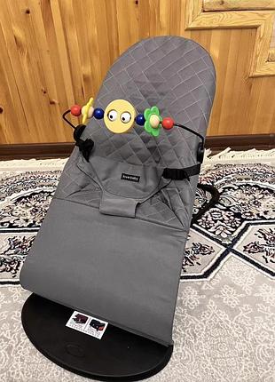 Детский шезлонг-качалка baby balance с игрушкой серый