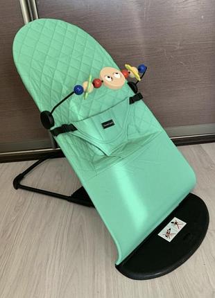 Детский шезлонг-качалка baby balance с игрушкой зеленый