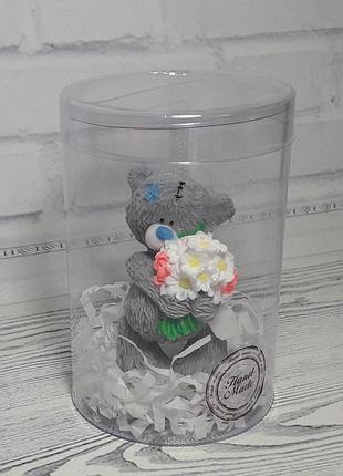 Сувенирное мыло ручной работы мишутка с букетом ромашек (в тубусе)